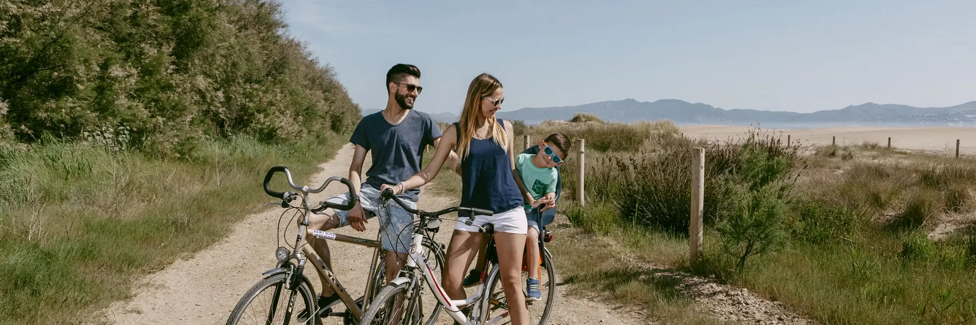 Cycliste sur une piste en pleine nature