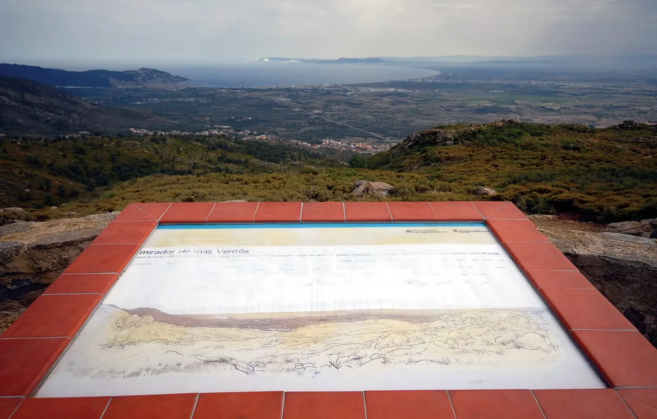 Falaises et mer bleue en Espagne
